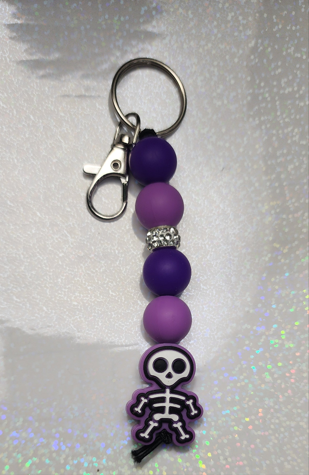 Cute AF Skull Keychain – Beaded Charm for Backpacks, Purses & Halloween Vibes