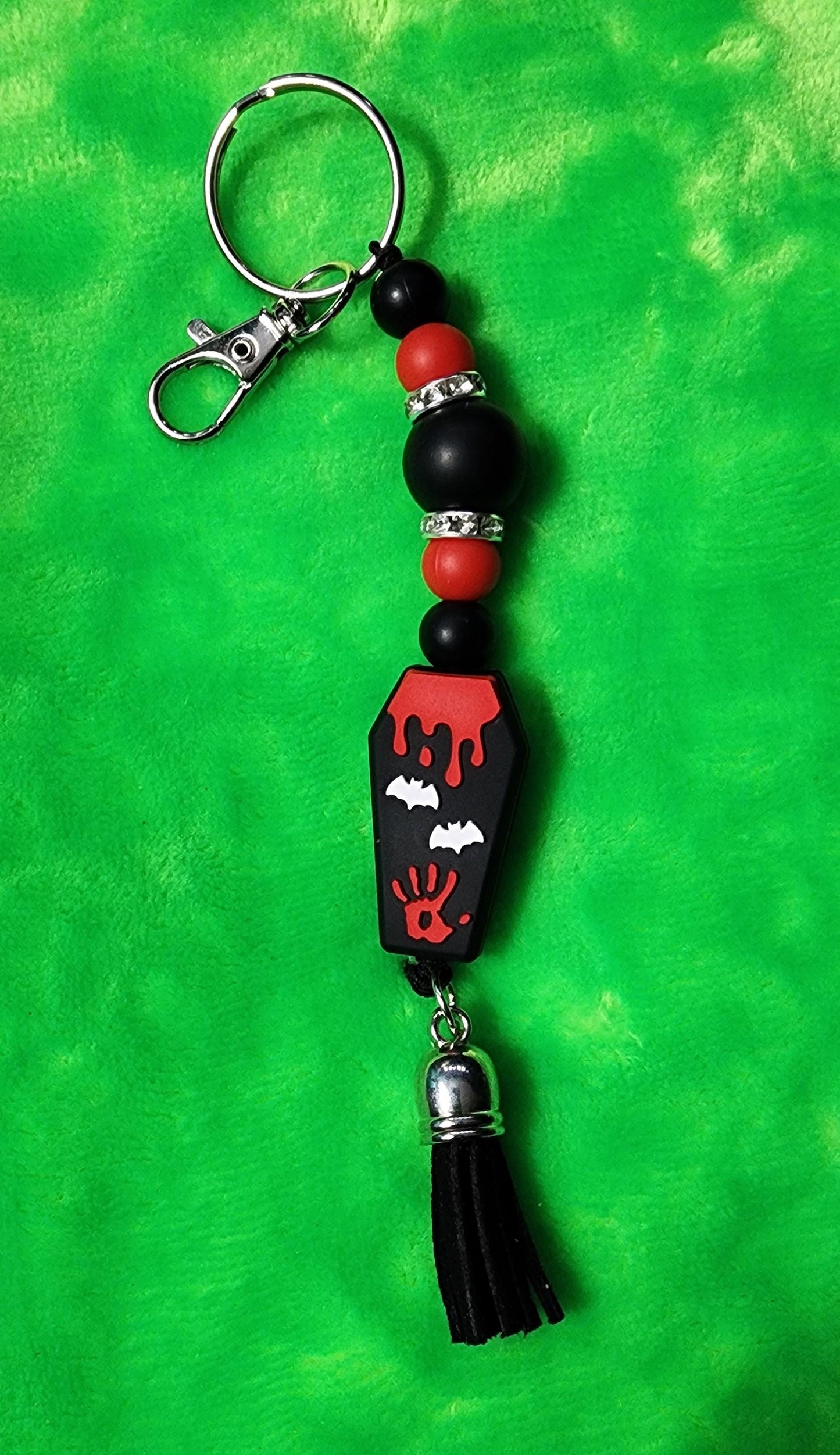 Coffin Cutie Keychain – Spooky Gothic Beaded Charm for Keys, Bags & Halloween Vibes