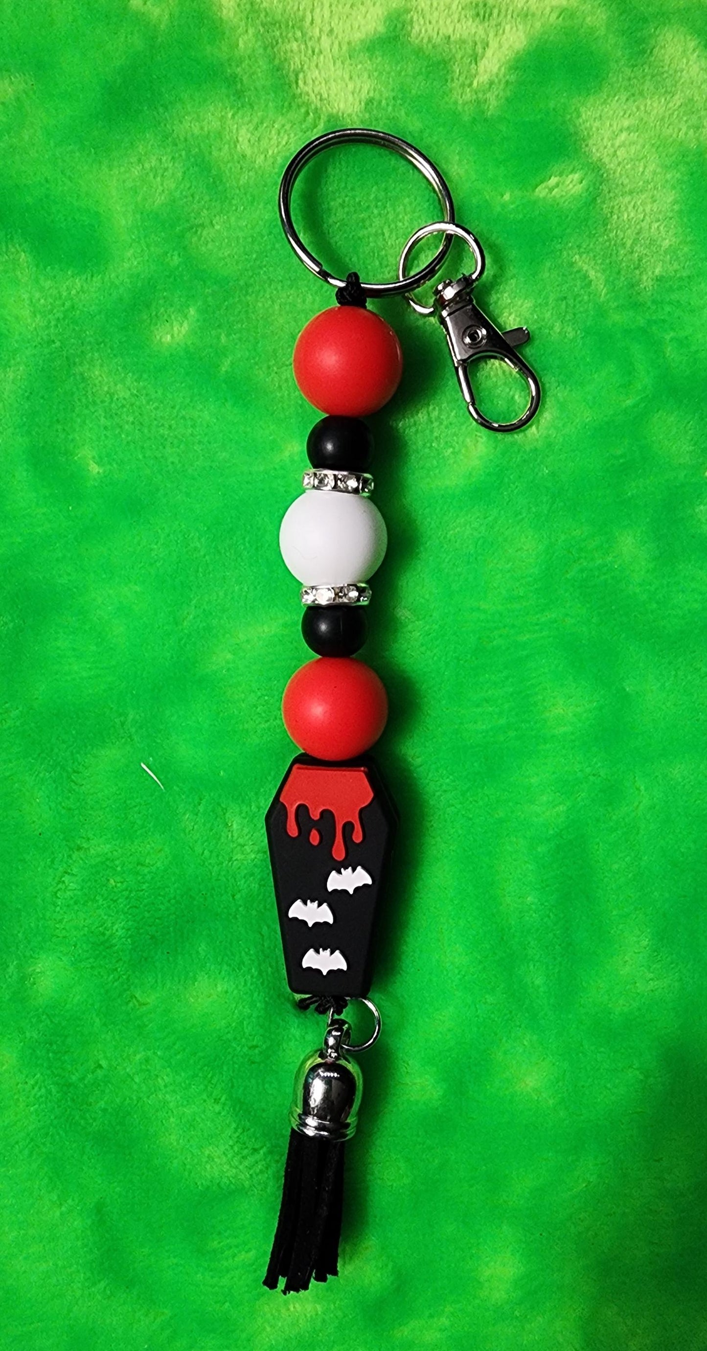 Coffin Cutie Keychain – Spooky Gothic Beaded Charm for Keys, Bags & Halloween Vibes
