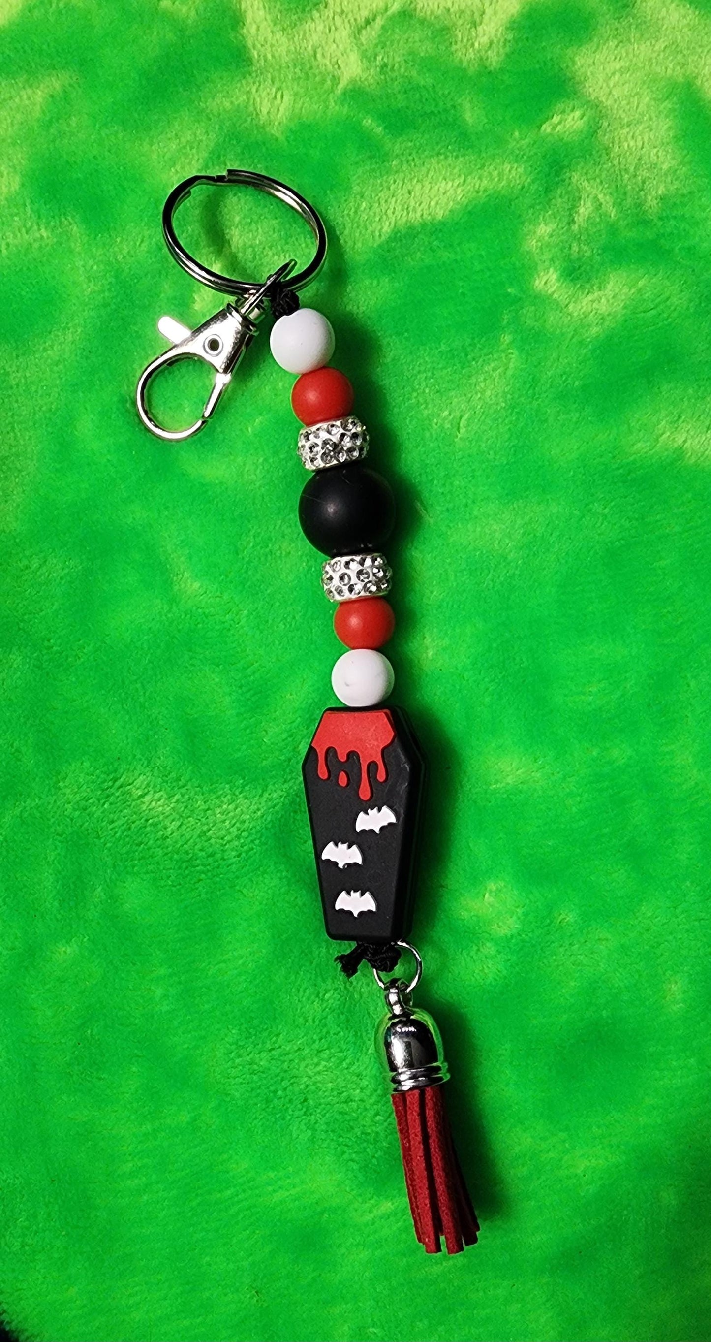 Coffin Cutie Keychain – Spooky Gothic Beaded Charm for Keys, Bags & Halloween Vibes