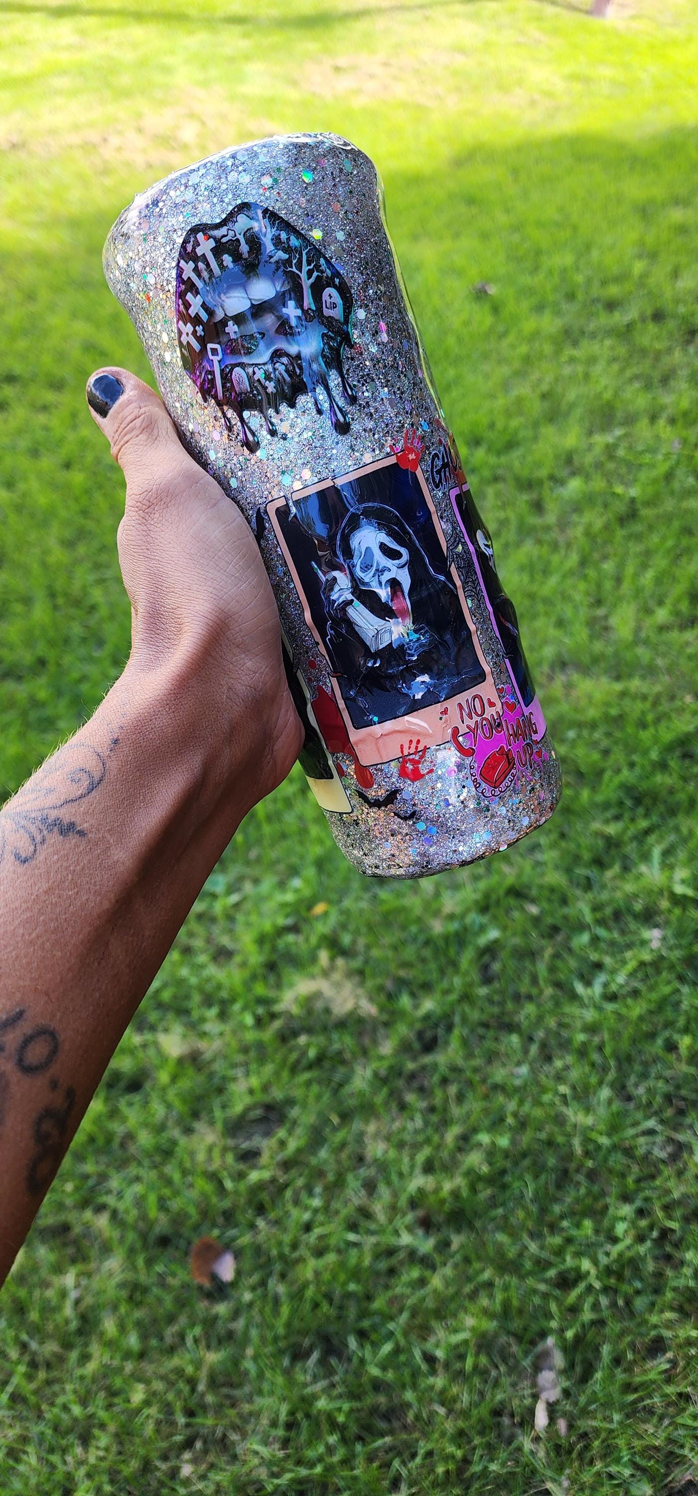 Scream-Inspired Ghost Face Epoxy Tumbler | Glitter Horror Cup for Spooky Vibes