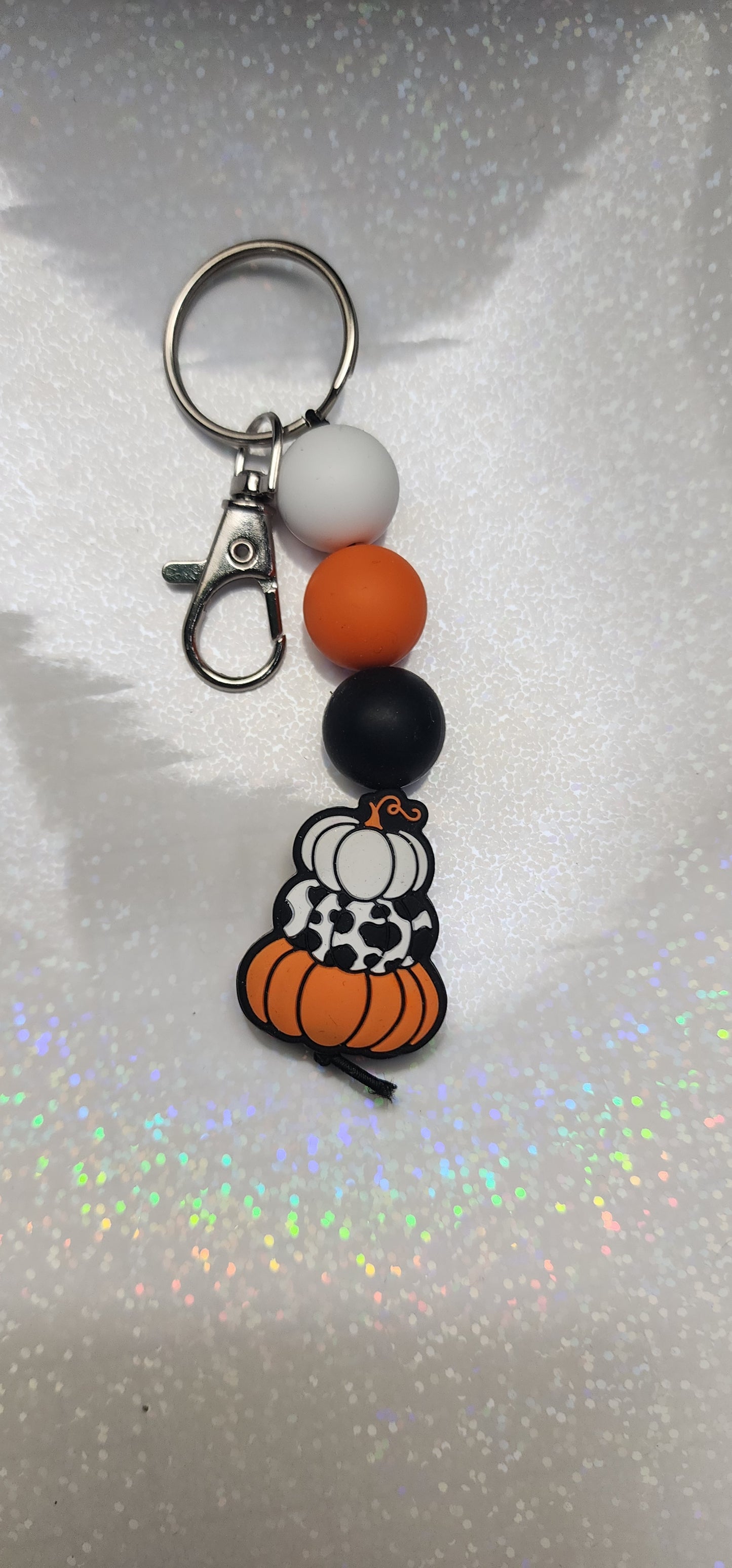 Handmade Pumpkin Keychain – Black, Orange & White Beaded Charm | Cute Halloween Bag Accessory | Spooky Seasonal Keyring
