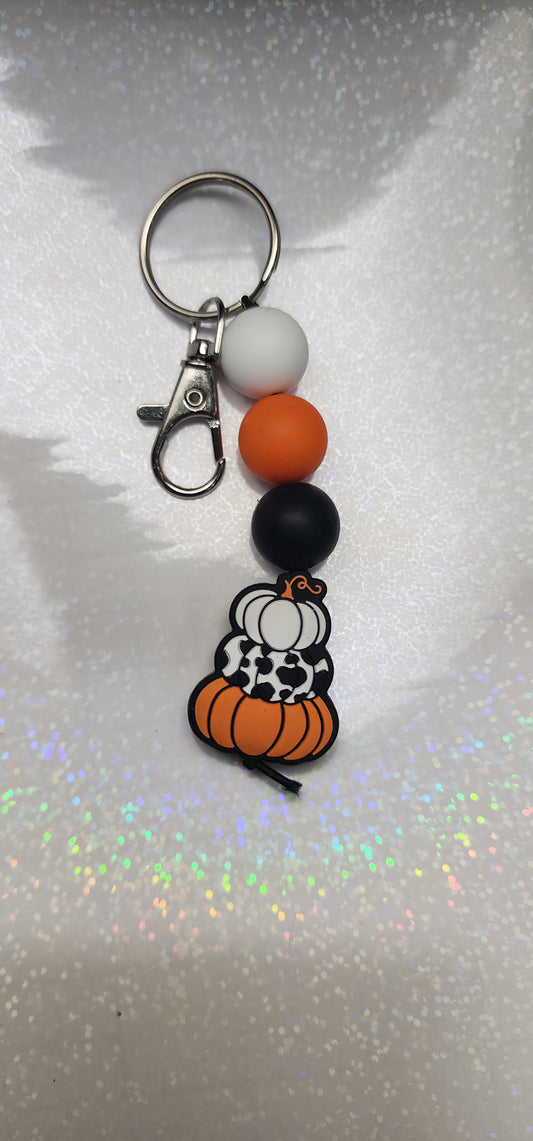 Handmade Pumpkin Keychain – Black, Orange & White Beaded Charm | Cute Halloween Bag Accessory | Spooky Seasonal Keyring