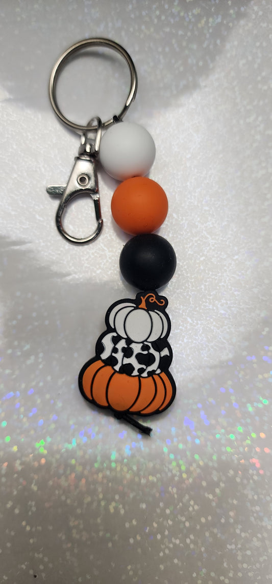 Handmade Pumpkin Keychain – Black, Orange & White Beaded Charm | Cute Halloween Bag Accessory | Spooky Seasonal Keyring